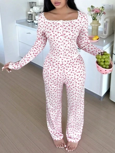 Détail d'un ensemble pyjama à imprimé cerise avec dentelle blanche et fermeture boutonnée