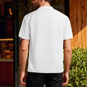 Polo en maille gaufrée blanche pour hommes avec tissu texturé en vue arrière élégante