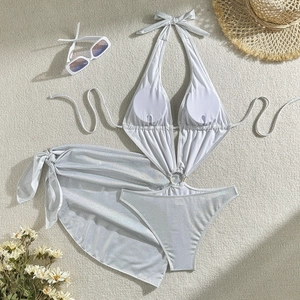 Vue à plat d'un maillot de bain argenté métallisé avec paréo assorti et accessoires