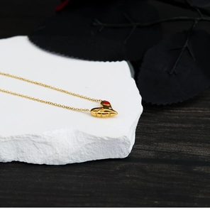 Détail d'un pendentif cœur plaqué or 18K avec émail rouge et petit oxyde de zirconium