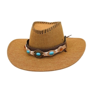 Chapeau de cowboy marron à bord large avec bande en cuir et détails ethniques bleus