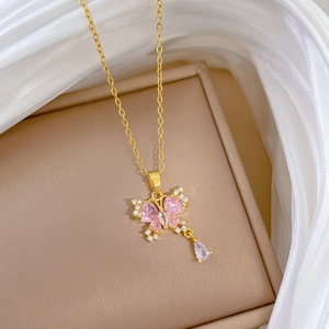 Collana con farfalla rosa e cristallo a goccia in acciaio inossidabile dorato