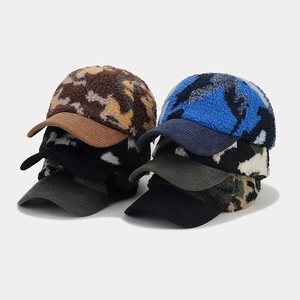 Détail de casquettes de baseball en polaire camouflage avec visières en velours côtelé
