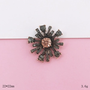 Detail eines 22 mm Vintage-Schmuckstücks mit Champagner-Edelstein und Strasssteinen