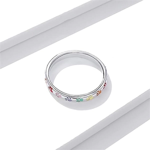 Detail van de zilveren ring met kleurrijke emaille kattenpootjes op witte achtergrond