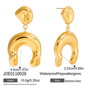Vue détaillée de boucles d'oreilles fer à cheval martelées dorées avec dimensions