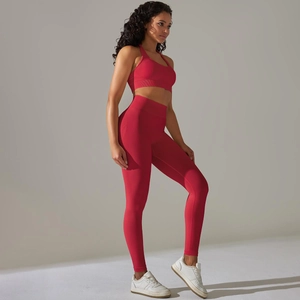 Détail d'un ensemble de yoga rouge sans couture avec legging taille haute et brassière