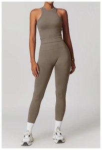 Ensemble de yoga côtelé sans couture taupe avec haut dos nageur et legging taille haute