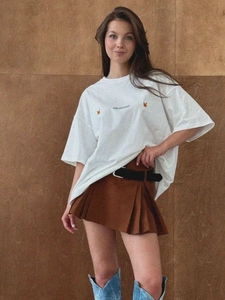 Λευκό βαμβακερό t-shirt με τύπωμα αλεπούς και καφέ πλισέ μίνι φούστα για γυναίκες