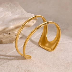 Détail du bracelet géométrique en acier inoxydable doré 18 carats sur pierre