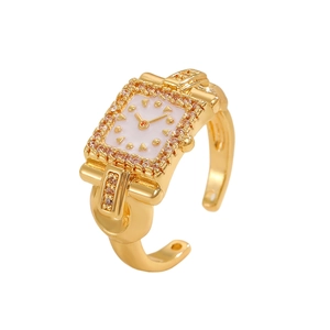 Vista macro dell'anello a forma di orologio dorato con zirconi rosa e fascia regolabile