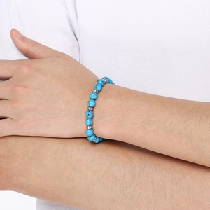 Gros plan détaillé du bracelet en perles turquoise avec perles d'argent au poignet
