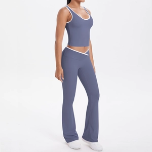 Détail de l'ensemble de yoga avec pantalon évasé taille haute croisée en bleu gris