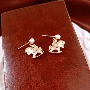 Boucles Oreilles Cheval Bascule Cuivre Plaqué Or 14K Avec Tige En Argent Zircone Émail Künstliche Perle Bijoux Élégants