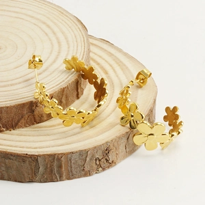 Orecchini a cerchio a forma di margherita placcati oro 18K su supporto in legno naturale