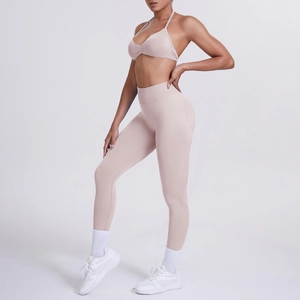 Dettaglio dei legging yoga a vita alta e reggiseno sportivo halter in morbido rosa