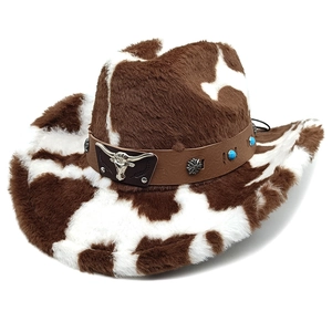 Détail d'un chapeau de cow-boy en fausse fourrure de vache avec bande en cuir gaufré