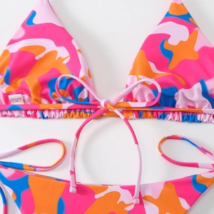 Détail d'un bikini imprimé abstrait coloré avec liens latéraux et étiquette S