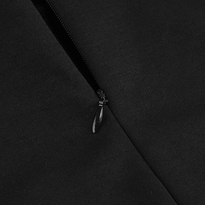 Détail de la fermeture éclair invisible et du tissu noir haute qualité sur la robe