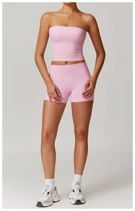 Ensemble de sport rose deux pièces avec haut bandeau bustier et short de fitness taille haute