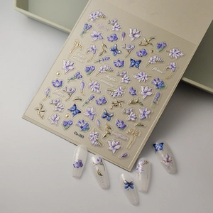 Adesivi per unghie 5D con farfalle viola, narcisi e motivi floreali dorati in rilievo