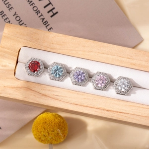 Lot de cinq boucles d'oreilles hexagonales en argent avec zircons colorés en boîte à bijoux