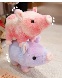 Gros plan de peluches de cochons roses et violets à texture douce sur un tapis beige