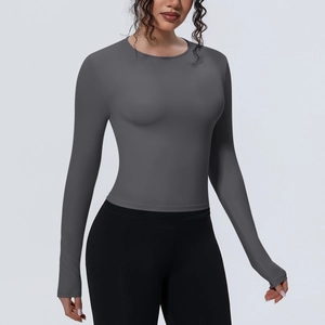 Détail du haut de yoga gris à manches longues et coupe ajustée en tissu mat respirant