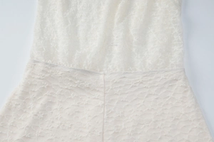 Détails de la dentelle beige et des textures sur la taille d'un body sexy pour femme