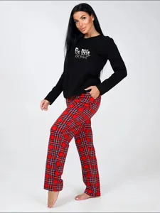 Detail eines Langarm-Schlafanzug-Sets mit Be Real-Aufdruck und karierter Schlafhose