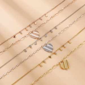 Lot de trois colliers à double rang en acier avec pendentifs cœur et étoile multicolores