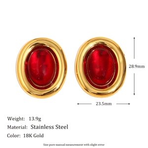 Dettaglio della misura di 28,9mm degli orecchini vintage in agata rossa e oro 18K
