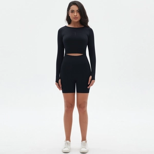 Detail eines schwarzen nahtlosen Yoga-Sets mit Langarm-Top mit Daumenloch und hoher Shorts