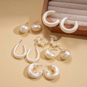 Makroansicht des 12-teiligen Perlenohrring-Sets mit geometrischen Reifen und Steckern