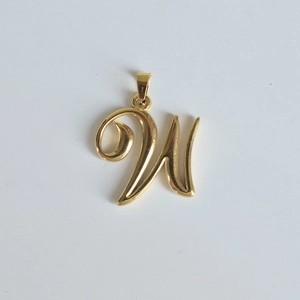 Détail du pendentif monogramme lettre W en or 18 carats poli avec finition métallique