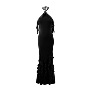 Détail de la robe de soirée noire à licou avec volants et ourlet en forme de queue de poisson