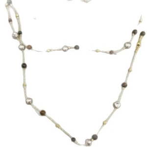 Collier plaqué or 18 carats avec œil de tigre et perles sur fond blanc pur