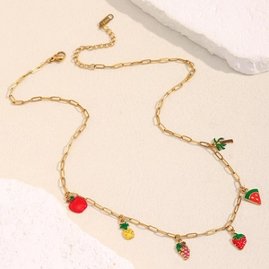 Détail de la chaîne trombone en acier plaqué or 18K avec breloques de fruits colorés
