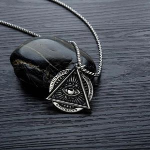 Vue macro du pendentif maçonnique vintage avec l'Œil de la Providence et gravure