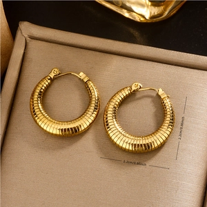 Retro chunky 18K gold plated U-shaped hoop earrings with ribbed texture design, 2.2cm diameter