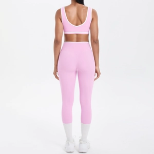 Rückansicht eines rosa zweiteiligen Yoga-Sets mit Sport-BH und hoch taillierter Leggings