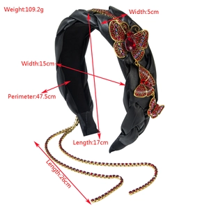 Handgefertigter Leder-Haarreif mit roten Strass-Schmetterlingen und goldenen Quasten-Details