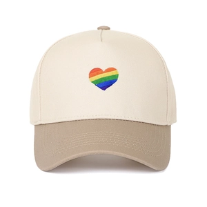 Vista dettagliata del ricamo a cuore arcobaleno su berretto da baseball bicolore