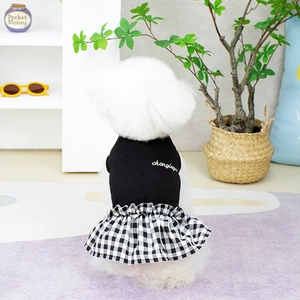 Abito per cani con top in maglia nera e gonna a scacchi bianchi e neri classica