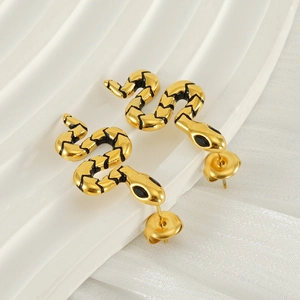 Boucles d'oreilles serpent dorées élégantes avec yeux verts et détails en émail noir