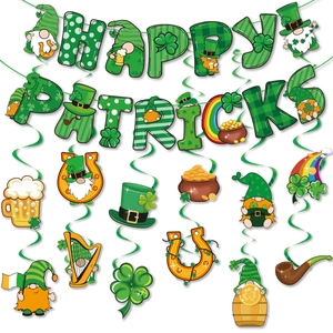 Détails des décorations suspendues de la Saint-Patrick avec trèfles et charmes festifs