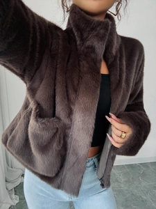 Elegante giacca corta in ecopelliccia marrone scuro da donna, capospalla chic autunno inverno