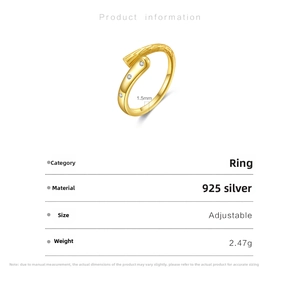 Macro d'une bague en argent 925 avec finition dorée et bande texturée de 1,5 mm de large