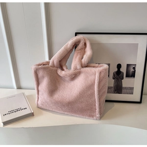 Gros plan sur le sac cabas en peluche rose montrant la texture douce en fausse fourrure