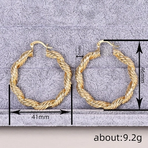 Orecchini a cerchio a spirale dorati con diametro 41mm e chiusura a monachella
